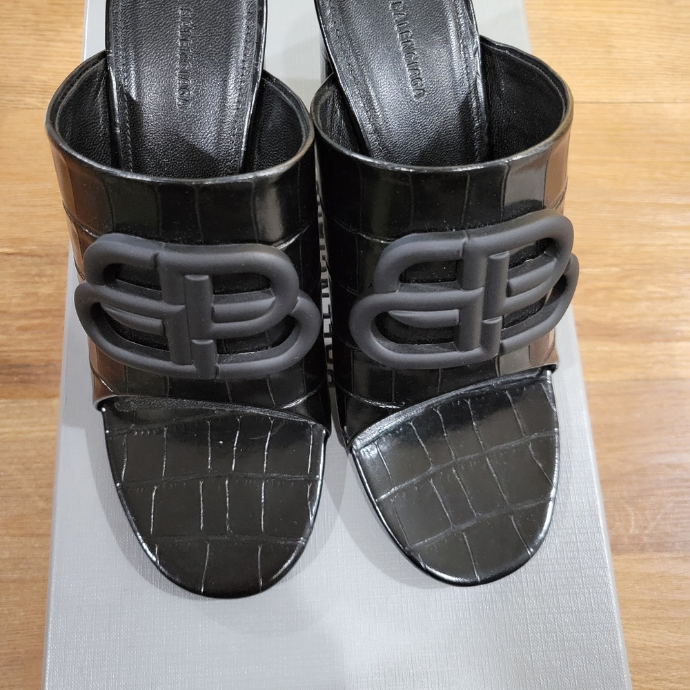 Balenciaga oval bb sandal